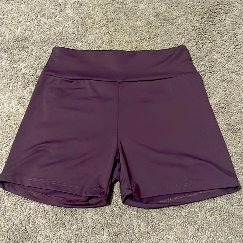 Round shaping athletic shorts